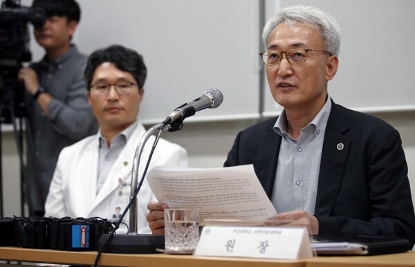 신상욱 부산대학교 의학전문대학원장이 2019년 8월 26일 오후 경남 양산시 부산대학교 양산캠퍼스에서 기자회견을 열어 조국 후보자 딸 장학금과 관련한 의혹에 대해서 해명하고 있다. 2019.8.26. 연합뉴스 자료사진