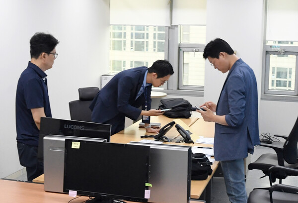 조국 법무부 장관 후보자와 가족을 둘러싼 의혹과 관련해 검찰이 동시다발 압수수색에 들어간 2019년 8월 27일 부산시청에서 검찰 수사관이 노환중 부산의료원장 임명 관련 자료를 확보하기 위해 압수수색 하고 있다. 2019.8.27. 연합뉴스 자료사진