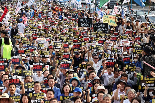 26일 오후 서울 프레스센터 인근에서 열린 ‘후쿠시마 오염수 방류 반대 범국민대회’에서 참가자들이 관련 구호를 외치고 있다. 2023.8.26. 연합뉴스