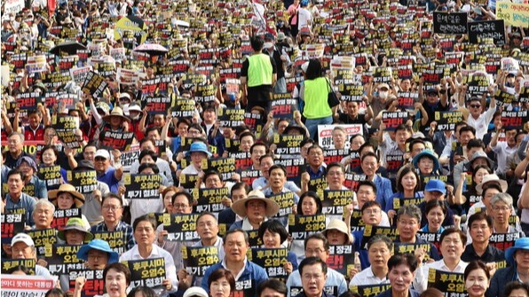 26일 서울 광화문에서 열린 '후쿠시마 핵 오염수 해양 투기 중단·투기용인 윤석열 정부 규탄 범국민대회'에 참석한 시민들이 구호를 외치고 있다. 2023.8.26. 연합뉴스