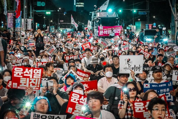 26일 열린 54차 윤석열 퇴진! 김건희 퇴진! 촛불대행진에 참석한 시민들이 혜화역에서 정리집회를 하고 있다. 2023.8.26. 사진작가 이호