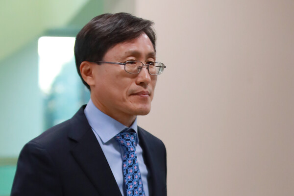 정병하 대검찰청 감찰본부장이 27일 서울 서초동 대검찰청에서 청와대 전 특별감찰반원 김태우 수사관에게 제기된 의혹들에 대한 감찰 결과를 설명하기 위해 기자실로 향하고 있다. 대검찰청 감찰본부는 김 수사관에 대한 청와대의 징계 요청과 각종 의혹에 대한 사실관계 확인작업을 마친 결과 해임에 해당하는 중징계를 요청하기로 결정했다. 2018.12.27