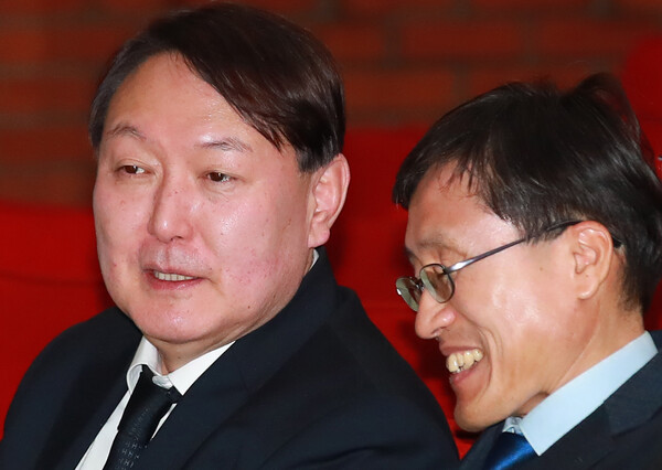 정병하 대검찰청 감찰본부장(오른쪽)과 윤석열 서울 중앙지검장이 2일 오후 정부과천청사 1동 대강당에서 열린 법무부 시무식에 참석해 대화하고 있다. 2019.1.2. 연합뉴스