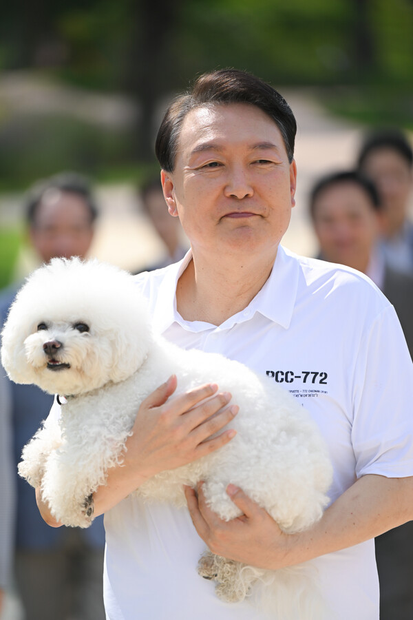 윤석열 대통령이 26일 서울 용산어린이정원 내 조성된 분수정원에서 열린 다둥이가족 초청행사에 반려견을 안고 참석하고 있다. 2023.8.26 [대통령실 제공] 연합뉴스