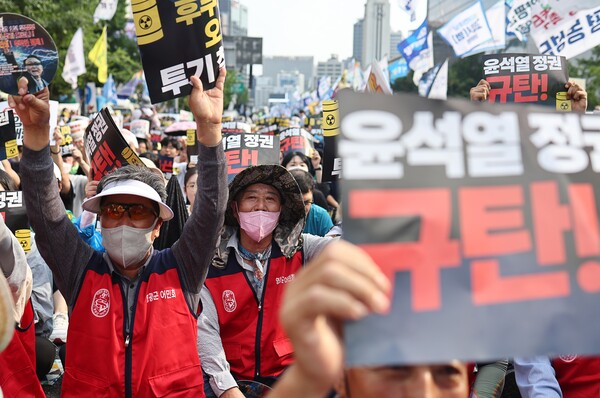 26일 오후 서울 프레스센터 인근에서 열린 ‘후쿠시마 오염수 방류 반대 범국민대회’에서 참가자들이 관련 피켓을 들고 있다. 2023.8.26 연합뉴스