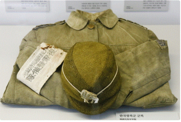 육군박물관에 전시중인 ‘한국광복군 예비대’ 군복은 현재 국내에 딱 한 점 남은 ‘광복군 군복’이다. 육군 제공 