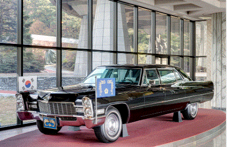 육군박물관 1층 로비에서 전시 중인 박정희 대통령이 타던 자동차. 육군박물관 홈페이지