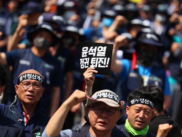 지난 5월 16일 오후 서울 세종대로에서 열린 건설노조 탄압 중단 촉구 총파업 결의대회에서 참가자들이 팔뚝질을 하며 구호를 외치고 있다. 2023.5.16. 연합뉴스