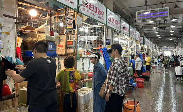 일본의 후쿠시마 핵오염수 투기 둘째 날인 지난 25일 중국 베이징 징선수산시장에서 시민들이 수산물을 고르고 있다. 중국은 일본의 핵오염수 해양투기에 항의해 일본산 수산물 수입 금지를 선언했다. 2023.8.25 베이징=연합뉴스