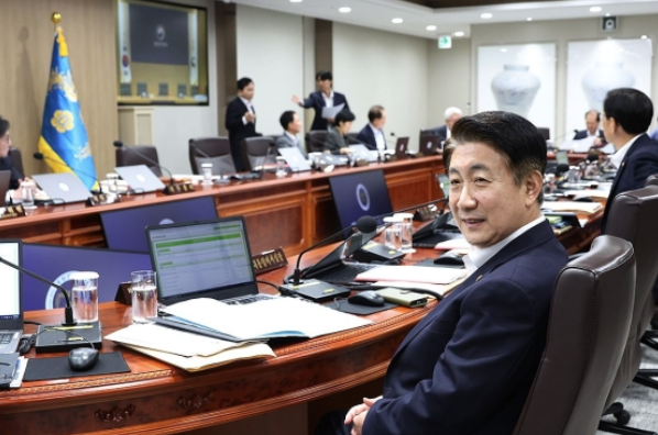 이동관 방송통신위원장이 8월29일 서울 용산 대통령실 청사에서 열린 국무회의에 참석해 웃고 있다. 연합뉴스