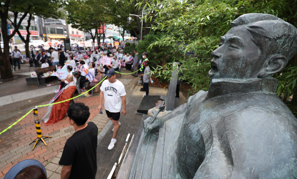 정율성 기념사업 찬반 논란이 이어진 28일 오후 광주 남구 정율성로 인근에서 보수단체인 자유통일당 관계자들이 기념사업에 반대하는 집회를 하고 있다. 2023.8.28. 연합뉴스