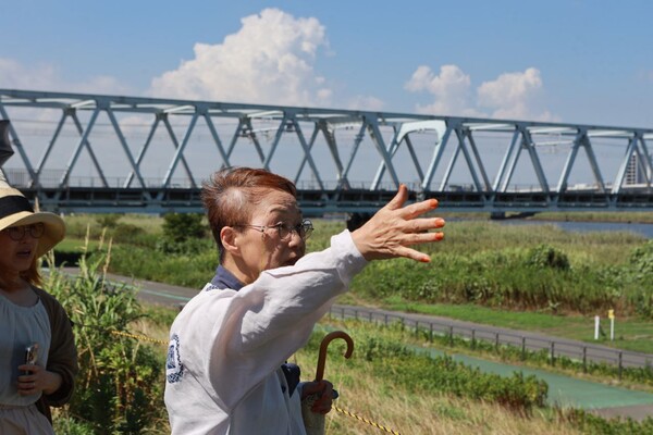 관동대학살 조선인 희생자를 추모하는 호센카(봉선화)재단의 신민자 님. 학살이 이루어진 아라카와강 현장에서 당시의 상황을 설명하고 있다. 2023.8.30. 이호 사진작가