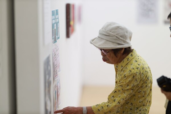 도쿄도의 역사교과서 왜곡에 대항하는 야마모토 씨. 교과서 왜곡의 내용을 설명하고 있다. 2023.8.30. 이호 사진작가