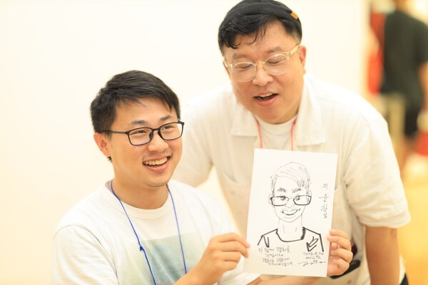 관동대지진 100주년을 추모하는 일본 아이고전(展)에서 진행스탭으로 활약해주신 조선적 신분의 재일동포. 고경일 교수의 캐리커처를 들고 포즈를 취하고 있다. 2023.8.30. 이호 사진작가