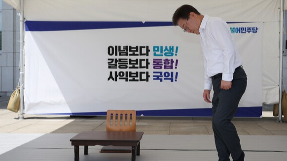 더불어민주당 이재명 대표가 31일 오후 국회 본청 앞에서 단식 농성을 시작하기 위해 천막으로 들어서고 있다.2023.8.31. 연합뉴스