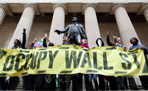 2009년 미국에서 벌어진 오큐파이 운동 참여자들이 뉴욕 맨해튼에서 '월가를 점령하라'는 구호를 외치고 있다.  