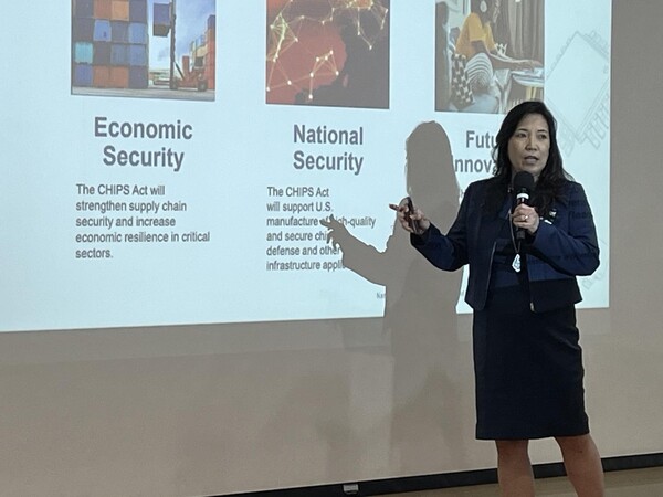 리넬 맥케이 미국 상무부 국장이 7월 5일(현지시간) 미 캘리포니아주 새너제이 KOTRA 실리콘밸리무역관에서 반도체법(CHIPS Act) 지원 절차에 관해 설명하고 있다. 2023. 7. 6. 연합뉴스