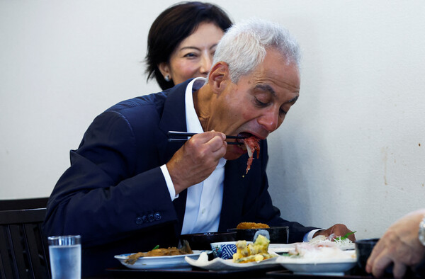 람 이매뉴얼 주일본 미국대사가 31일 일본 후쿠시마현 소마시에서 후쿠시마산 수산물을 먹고 있다. 이매뉴얼 대사는 앞서 후쿠시마 방문 계획을 밝히면서 그 목적이 "일본이 체계적으로(methodically) 추구해온 절차에 대한 신뢰를 표현하고 물리적 지지를 보여주기 위한 것"이라고 말한 바 있다. 2023.08.31. 로이터 연합뉴스