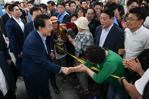 윤석열 대통령이 31일 서울 동작구 노량진수산시장에서 시장을 찾은 시민들과 인사하고 있다. 2023.8.31 대통령실 제공. 연합뉴스