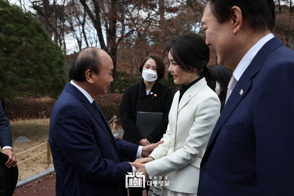 6일 응우옌 쑤언 푹 베트남 국가주석과 친교 차담을 가진 윤석열 대통령 부인 김건희 씨. 2022.12.6. 대통령실