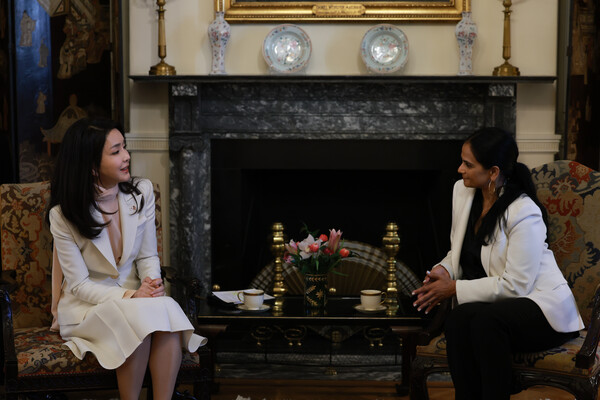 미국을 국빈 방문 중인 윤석열 대통령 부인 김건희 여사가 24일(현지시간) 워싱턴DC 블레어하우스에서 벨라 바자리아 넷플릭스 최고콘텐츠책임자(CCO)를 접견하고 있다. 2023.4.25 [공동취재] 연합뉴스