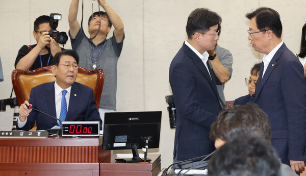 31일 국회 행정안전위원회에서 여야 간사인 이만희, 강병원 의원이 대화하고 있다. 2023.8.31. 연합뉴스