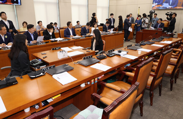 31일 국회 행정안전위원회에서 김교흥 위원장이 회의를 진행하고 있다. 이날 행안위는 '이태원 참사 특별법'을 야당 단독으로 처리했다. 국민의힘 의원들은 법안 의결에 반대하며 퇴장했다. 2023.8.31. 연합뉴스