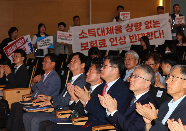 1일 오전 서울 강남구 코엑스에서 열린 국민연금 재정계산위원회 공청회에서 노동·시민·사회단체들로 구성된 공적연금강화국민운동(연금행동) 회원들이 '소득대체율 상향없는 보험료 인상 반대한다'는 펼침막을 들고 시위를 하고 있다. 2023.9.1. 연합뉴스