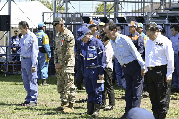  9월 1일 가나가와 현 사가미하라에서 실시된 합동재난훈련에 참석한 기시다 후미오 총리(맨 왼쪽) 등이 1923년 9월 1일 발생한 관동대지진 100주년을 맞아 열린 희생자들을 추도식에서 묵념을 올리고 있다. 2023.09.01. AP 연합뉴스