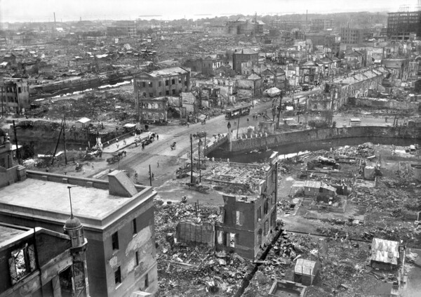 1923년 9월 1일에 일어난 관동 대지진 으로 파괴된 도쿄 시가지 모습을 보여주는 촬영일자 불명의 자료사진.  AP 연합뉴스