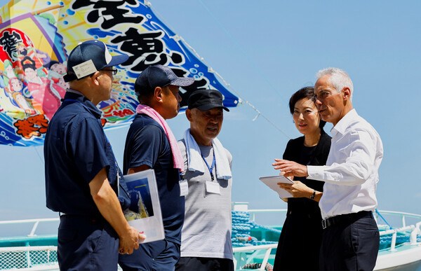 람 이매뉴얼 주일본 미국대사(오른쪽 첫 번째)가 31일 일본 후쿠시마현 소마시를 방문해 현지 어부와 대화하고 있다. 이매뉴얼 대사는 이번 방문 목적에 대해 "일본이 체계적으로(methodically) 추구해온 절차에 대한 신뢰를 표현하고 물리적 지지를 보여주기 위한 것"이라고 말했다. 2023.08.31.로이터 연합뉴스