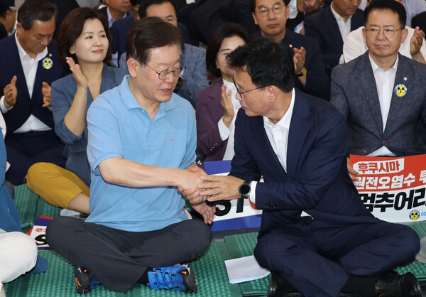 더불어민주당 이재명 대표와 박광온 원내대표가 1일 국회 로텐더홀에서 열린 '후쿠시마 핵물질 오염수 해양투기 비상행동 결과보고'에 참석하고 있다. 2023.9.1. 연합뉴스