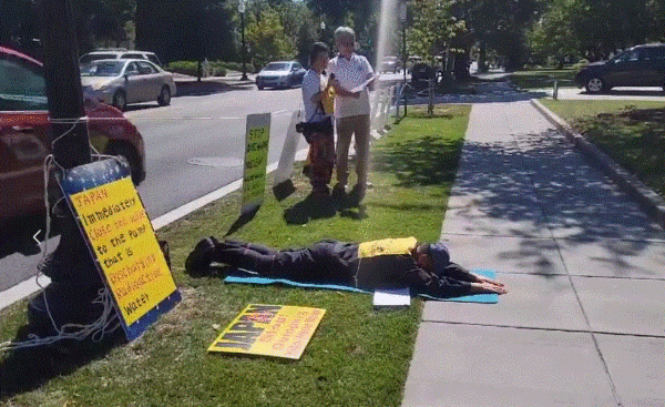 미국 워싱턴 한인성공회 최상석 주임신부가 9월 1일(현지 시간) 워싱턴 D.C.에 있는 주미 일본 대사관 앞에서 후쿠시마 핵오염수 해양투기 중단을 요구하며 ‘오체투지 기도’를 하고 있다. 해외촛불연대