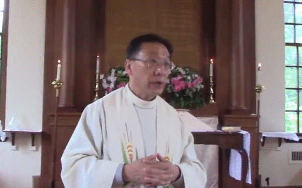 미사 중인 최상석 신부.  미국 워싱턴 한인성공회 유튜브 갈무리
