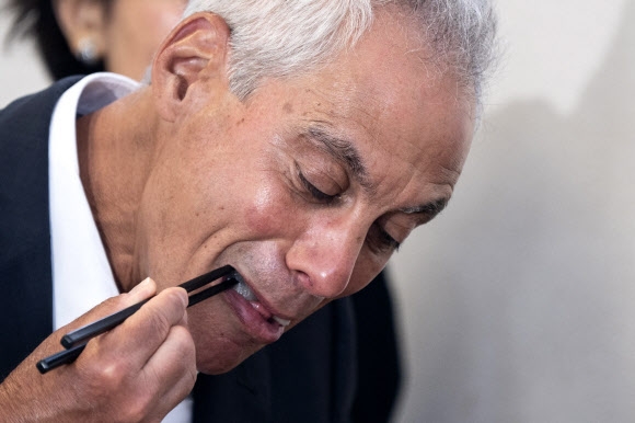  람 이매뉴얼 주일본 미국대사가 지난달 31일 후쿠시마현 소마시를 찾아 점심으로 현지 생선회를 먹고 있다. 2023.8.31 AFP 연합뉴스