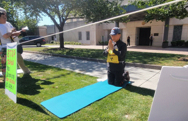 최상석 주임신부가 9월 1일(현지 시간) 워싱턴 D.C.에 있는 주미 일본 대사관 앞에서 후쿠시마 핵오염수 해양투기 중단을 요구하며 ‘오체투지 기도 시위’를 하고 있다.  해외촛불연대