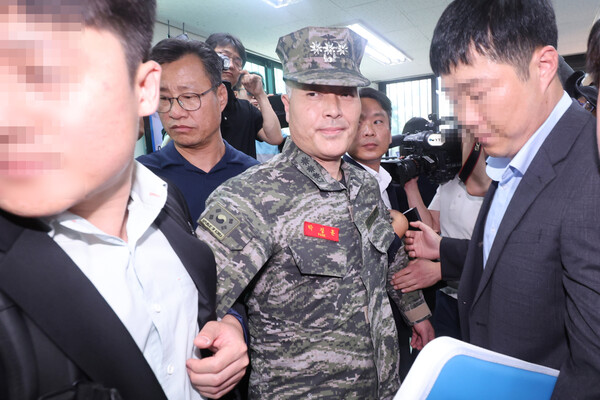 채 모 상병 순직 사건을 수사하다 항명 등의 혐의로 입건된 박정훈 전 해병대 수사단장(대령)이 1일 오전 구인영장이 집행돼 구속 전 피의자심문(영장실질심사)이 열리는 서울 용산구 군사법원으로 구인되고 있다. 2023.9.1. 연합뉴스