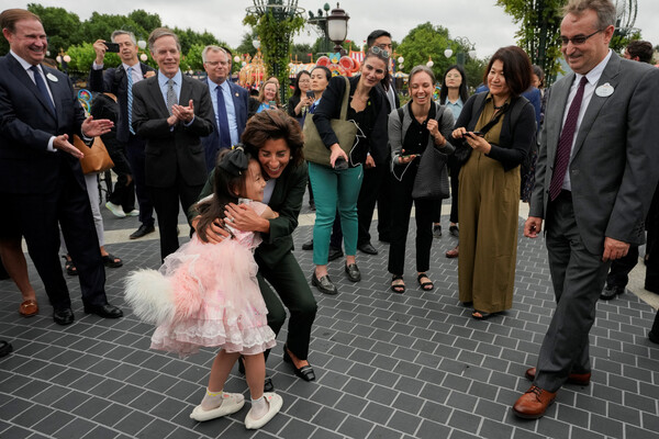 30일 중국 상하이 디즈니랜드를 찾은 지나 러몬도 미국 상무장관이 린다벨 의상을 입은 중국 소녀를 껴안고 있다. 린다벨은 상하이 디즈니랜드 상징이다. 