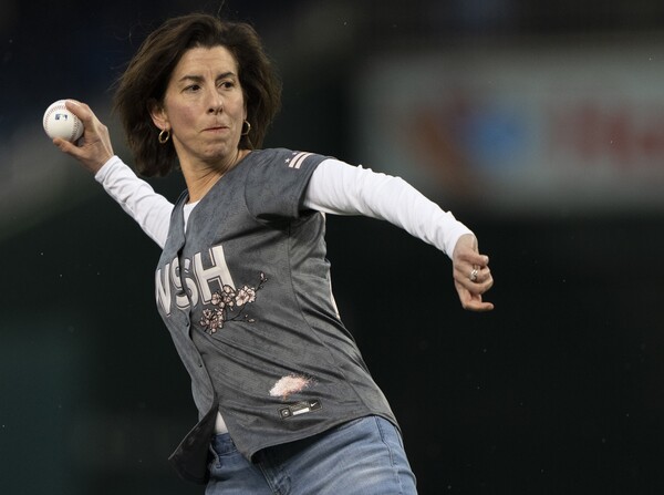 지나 러몬도 미국 상무장관이 지난 3일 워싱턴에서 열린 워싱턴 내셔널스와 시카고 클럽의 야구 경기에 앞서 시구하고 있다. 2023.5.3. AP 연합뉴스 