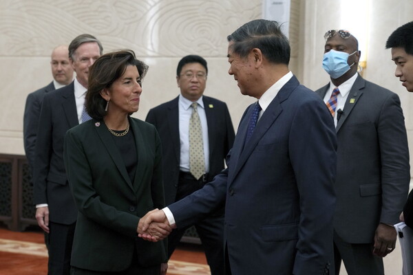 ​​허리펑 중국 부총리(오른쪽)가 29일 베이징 인민대회당에서 지나 러몬도 미국 상무장관과 악수를 하고 있다. 2023.8.29. EPA 연합뉴스 