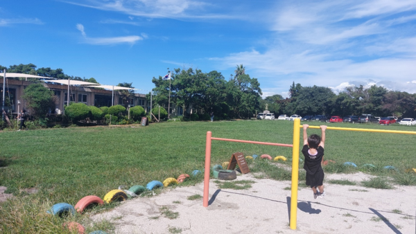 명월리 청년회 마을사업추진위원회(위원장 차상준)가 1993년에 폐교된 명월국민학교를 카페와 전시공간 등으로 꾸며 지금은 많은 관광객이 찾아오는 명소가 됐다. © 이봉수