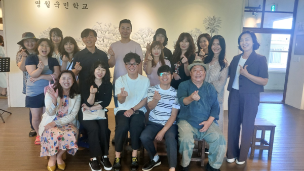 시 낭독회를 마친 뒤 참석자들이 단체사진을 찍고 있다. © 이봉수 