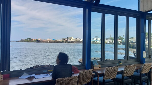 ‘시인의 집’에서는 조천 앞바다가 한눈에 들어온다. © 이봉수