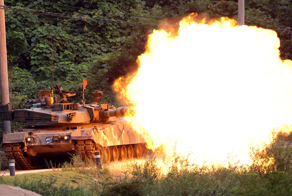 한미 '을지 자유의 방패(UFS)' 연합훈련의 일환으로 30일 강원도 철원군 지포리 훈련장에서 열린 기동 및 화력지원 훈련에 참가한 수도기계화보병사단 K1A2 전차가 포탄을 발사하고 있다. 2023.8.30. 연합뉴스 