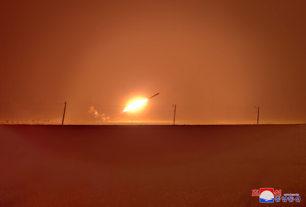 북한이 장거리 전략순항미사일을 발사한 2일 연합뉴스가 전송한 북한의 미사일 발사장면. 2023.9.3. 조선중앙통신 연합뉴스  