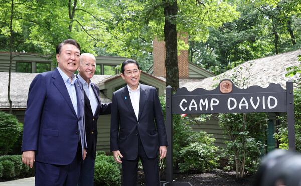 윤석열 대통령과 조 바이든 미국 대통령, 기시다 후미오 일본 총리가 18일(현지시간) 워싱턴DC 인근 미국 대통령 별장인 캠프 데이비드에서 열린 한미일 정상회의를 앞두고 로렐 로지 앞에서 기념 촬영을 하고 있다. 2023.8.19. 연합뉴스