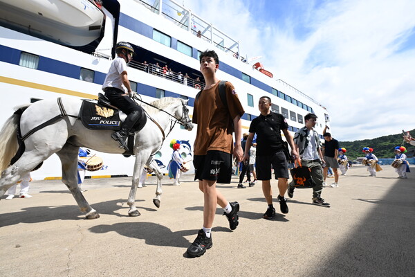 중국 단체관광객을 태운 크루즈 상하이 블루드림스타호(2만4천782t)가 31일 오후 제주항에 입항했다.하선한 중국 관광객들이 터미널로 이동하고 있다. 2023.8.31 [제주도사진기자회]. 연합뉴스