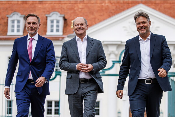 독일 신호등(사회민주당·빨강, 자유민주당·노랑, 녹색당·초록) 연립정부 수뇌부가 30일(현지시각) 브란덴부르크주 메제베르크성에서 기자회견을 열고 있다. 1박 2일간 비공개 내각 심화 회의를 한 연정은 내년부터 4년에 걸쳐 법인세 320억 유로(45조9천억원)를 감면하는 '성장기회법' 추진에 합의했다고 이날 발표했다. 왼쪽부터 자유민주당 소속 크리스티안 린드너 재무장관, 사회민주당 소속 올라프 숄츠 총리, 녹색당 소속 로베르트 하베크 독일 부총리 겸 경제기후보호부 장관. 2023.08.31. EPA 연합뉴스