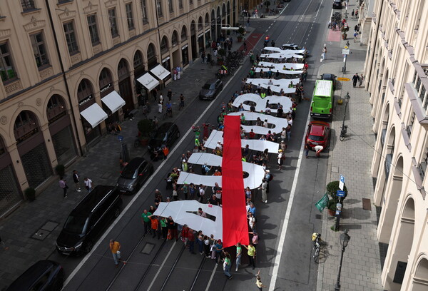 독일 환경운동가들이 세계 4대 모터쇼로 꼽히는 'IAA 모빌리티 2023' 개막을 이틀 앞두고 3일(현지시각) 뮌헨에서 속도제한 없는 고속도로 '아우토반'을 규탄하는 시위를 벌이고 있다. 오는 5일~10일 뮌헨에서 '연결된 모빌리티를 체험하라(Experience Connected Mobility)'를 주제로 열리는 이번 IAA에서는 글로벌 자동차 및 모빌리티 업체 660여 개가 신차와 미래 기술 등을 선보인다. 2023.09.04. EPA 연합뉴스