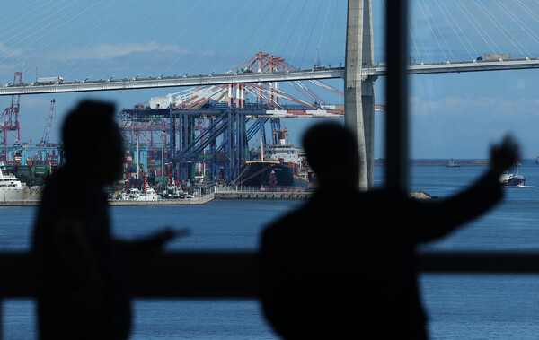 올해 2분기 국내총생산은 전분기보다 0.6% 성장했지만 이는 수입이 수출보다 더 크게 감소해 순수출이 늘어났기 때문이다. 사진은 어둠이 깔린 부산항의 모습. 2023.7.25. 연합뉴스